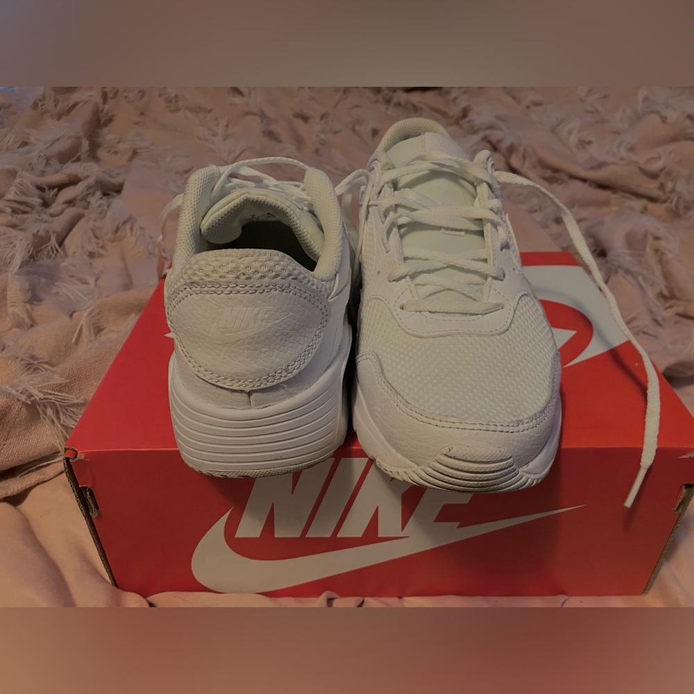i’m selling a Pair of women’s SIZE 8 all white NIKE AIR MAX!! (barely worn) 💕👟